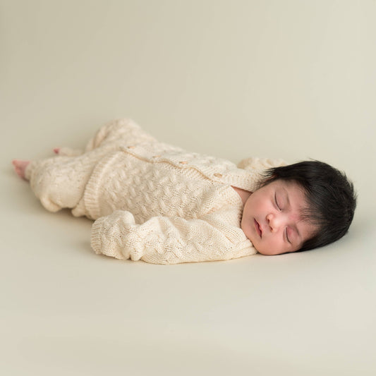 Babyset mit Jacke und Hose im Zopfmuster